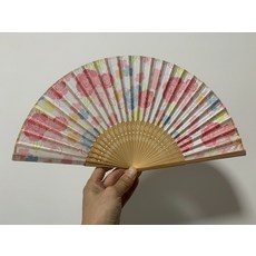 小花絹布摺扇, 如圖所示, 1個
