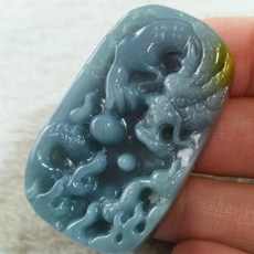 92jade 遇見善緣 瓜地馬拉 A貨翡翠 精雕龍牌 龍行天下 青綠帶黃多色 尺寸約52x33x9mm, 1個