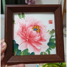 純手繪國畫牡丹擺臺 帶胡桃木框 尺寸13.8x13.8cm, 參考詳情頁