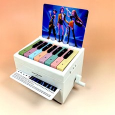 迷你琴鍵日曆，獨特音樂桌面擺飾，輕巧電子琴設計，增添生活樂趣, KPOP白色手搖燈光小鋼琴, 1個