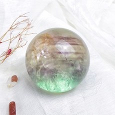 мσσи_нασ 金33 螢石球 7.7cm高透 冰透 綠紫 橫紋漸層 千層 高透體絕美冰感, 1個