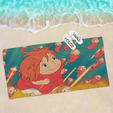 일본의 귀여운 포뇨 영화 바위 위의 대형 비치 타월 건조 모래 해변 수영장 여행 요가