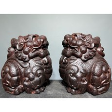 木雕獅子擺件一對，復古工藝品，招財鎮宅擺設, 黑帶紅