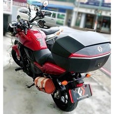 德國品牌 Yamaha force 機車後置物箱 機車後貨架 環島 快拆後箱 48L大容量 夜間反光附通用底盤 富合樂斯, 黑紅後箱全配（黑色彩蓋＋靠背＋3D內襯）, 黑紅