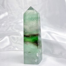 ₍мσσи_нασ ᙏ̤̫͚ ₎(大) 紅24 螢石柱 綠螢石 高透 溫潤 柔美 山形千層 邊緣稍微損傷 帶彩虹光, 1個