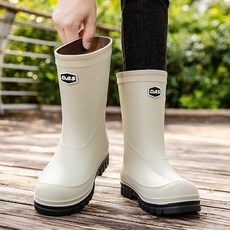 도톰한 밑창 미끄럼 방지 기능 방수 중간 길이 레인부츠 남성용 스타일리시 외출용 착용 가능 내구성 우수 고무소재 주방 세차용 습한 환경 대응 안전성 강조 워터슈즈