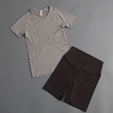 瑜伽服套裝女 夏季修身短袖上衣 運動跑步騎行褲 健身兩件套 高彈力透氣材質 多場景訓練穿搭 台灣發貨