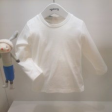 아가방 24 베이비페어 !맨살에 입는 면100% 화이트 맨티 티셔츠! 요거 티셔츠 안에 레이어해서 입을때~ 가디건안에~ 점퍼 안에~ 없으면 안돼 맨 티! 은근 찾기 어려워