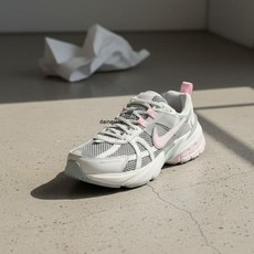 나이키 V2K 런 HQ4046-001 여성 운동화 스니커즈