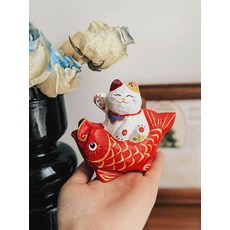 椴木 錦鯉招財貓 年年有餘, 如圖所示, 1個