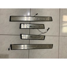Rav4 迎賓踏板。白光 LED 門檻踏板。原廠精品