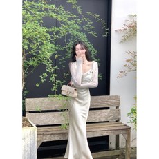 晴天.Studio 少女香荷葉邊緞面魚尾吊帶泳衣，展現優雅氣質與柔美線條，讓您成為泳池焦點