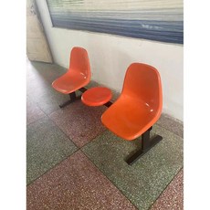 플라스틱 벤치 버스정류장 의자 2인용 커피테이블, 오렌지 라운드 커피테이블