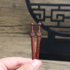 龍虎山雷擊棗木天師劍7釐米長劍把玩件 道傢法器隨身配飾 老料深色, 1個, 深色雙麵天師劍(超精細),長7釐米不帶繩子
