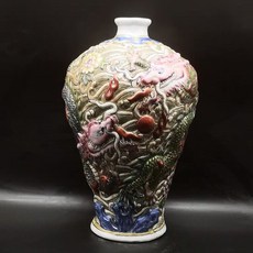 清道光 雕刻鬥彩龍紋梅瓶, 如圖所示