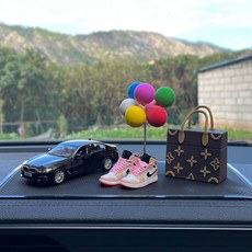 汽車擺件新款可愛模型中控臺個性創意網紅車載車內輕奢品裝飾大全, BMW黑+櫻花粉+彩球+墊+包包, 1個