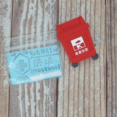 可愛造型識別證伸縮扣 護理師醫師學生證件夾 易拉扣吊飾 紅色垃圾桶 藍色恐龍 香蕉, 1個, 紅色垃圾桶~現貨