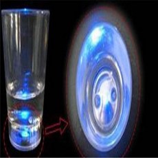 H 嚴選好物 發光杯子遇水會發光網紅啤酒杯倒水七彩閃光愛心水杯塑料發光杯啤酒造型杯 造型杯子 造型水杯 飲水杯 透明杯子A, 1個, 烈酒閃光杯