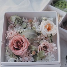 DAY OFF 七夕情人節花盒 情人節禮物 永生花 乾燥花 滿天星 花禮, 淡雅莓果白盒