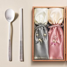 국산 [도도예] H.jin 다온 백수백복 부부 은수저 2인용 세트 장수기원 실버 은수저세트 (선물 포장) 단체 기념품 답례품 기프트, 1개, 2. 비단 다온 백수백복 은수저세트 (+비단주머니)