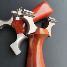 TC21彈力龍齒扁皮鈦閤金快壓威力驚雷弓新款彈弓高端戶外，堅固耐用，快速按壓設計，提升彈射威力，精準命中目標, 紅木柄8020鈦龍齒加瞄, 1個