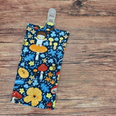 夾式手帕 附夾手帕 手帕夾 隨身 幼兒園手帕 幼稚園 手帕巾 兒童小手帕 擦手巾 手帕 汗巾 口水巾 手帕防掉夾 純棉, 1個, 香菇童話-深藍-純棉