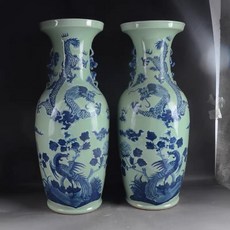 豆青釉龍鳳雙耳大花瓶一對, 如圖所示