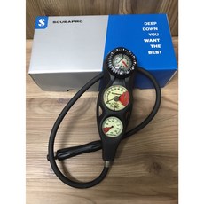 SCUBAPRO 潛水調節器三用錶，金屬高壓錶，整合深度與方向資訊，清晰易讀，堅固耐用，潛水愛好者首選