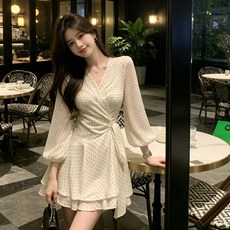 法式溫柔風波點連衣裙子女秋季新款小眾收腰V領綁帶短裙子