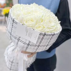 嘉義出貨 小香風玫瑰花束 香皂花束 永生花束 情人節禮物 生日禮物 畢業花束 人間小香風 永生花 不凋花, 白玫瑰【19朵】贈燈+手提袋