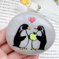 Mqajdv 사과와 러브 카드가 있는 핸드 페인팅 펭귄 페블 - 남편 또는 아내를 위한 독특한 로맨틱 기념품 전통 과일 테마 4년 축하 선물, 애플 애니버서리 펭귄 페블