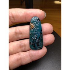 正港寶石 台灣藍寶藍玉髓龍牌：手工雕刻龍形無事牌吊墜，花寶藍玉髓守護平安