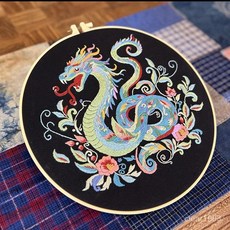 可愛小蛇刺繡DIY套裝：魯繡英文手工材料包，卡通動物客廳裝飾擺件，輕鬆打造獨特居家風格, 大蛇掛畫-飛蛇（非成品）30cm,帶一個塑料繃, 1個