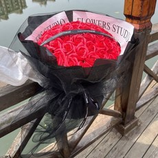 秋冬新款碎冰藍玫瑰香皂花束：520情人節生日禮物黑騎士手工花束, 52朵紅玫瑰(送賀卡+串燈), 1個