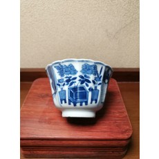 青花山水花卉紋壓手杯, 如圖所示