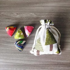 懷舊抓石子玩具組，重溫兒時記憶，80/90年代經典遊戲，抓子兒撿石子丟沙包，親子互動趣味玩具, 1個, 4個三角沙包+收納袋