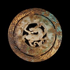 博古珍藏 天然和闐玉錯金鎏金捲雲紋神獸玉璧．266公克．青銅沁．早期收藏．老件文物．國際拍賣級．行家首選, 1個