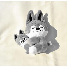 온루트) SKZOO 스키주 커들 인형, 아기 자석 인형을 안고 있는 SK 회색 늑대