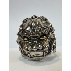 獨特獅子造型戒指，金色眼睛設計，展現個人魅力與力量