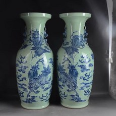 豆青釉麒麟鳳紋雙耳大花瓶一對 高60cm, 如圖所示