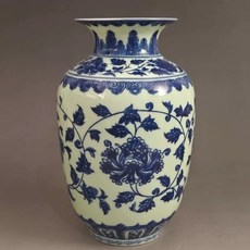豆青釉青花 滿工半手繪纏枝紋賞瓶 高22釐米, 如圖所示