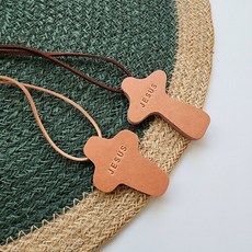 메이드쥬 성경말씀 가죽 십자가 차량용 룸미러 걸이형 악세서리 소품장식 통통이형, 100개, 끈(세무끈으로 제공됩니다)