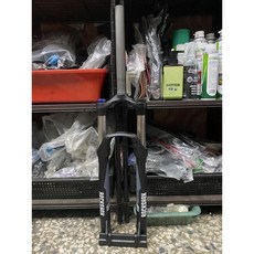 ROCKSHOX XC30 26吋 登山車前叉 - 肩控鎖死碟煞, 1個