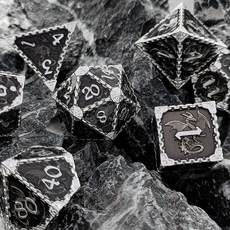 多面骰子 金屬跑團骰子 多面RPG色子 d20桌遊數字遊戲, 實心龍-銀黑+絨布袋, 1個