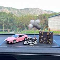 汽車擺件新款可愛模型中控臺個性創意網紅車載車內輕奢品裝飾大全, 瑪莎+黑白鞋+灰白球+墊+包, 1個