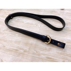 肩背斜背二用兒童皮背帶，合成皮革材質，時尚百搭，長度可調節