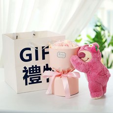 【台灣出貨】 草莓熊玫瑰花束 熊抱哥香皂花束 創意花束 永生花 生日禮物 送女生 閨蜜朋友 畢業花束 七夕禮物 情人節, 1個, 【草莓熊+6朵花束 贈 手提袋+暖燈】