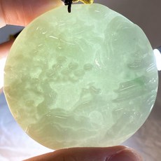 君遇 圓形A貨翡翠山水牌 淡黃飄綠雕刻吊墜 祭祀供品, 1個