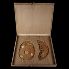 《博古珍藏》天然和闐玉雕捲雲紋出廓玉璧玉璜擺件一套．357公克．附錦盒．博物館級．早期收藏．老件文物．感恩特賣．超值回饋, 1個