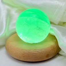 碧綠螢石球 5.4cm 羽毛體 帶彩虹光 綠螢石, 1個